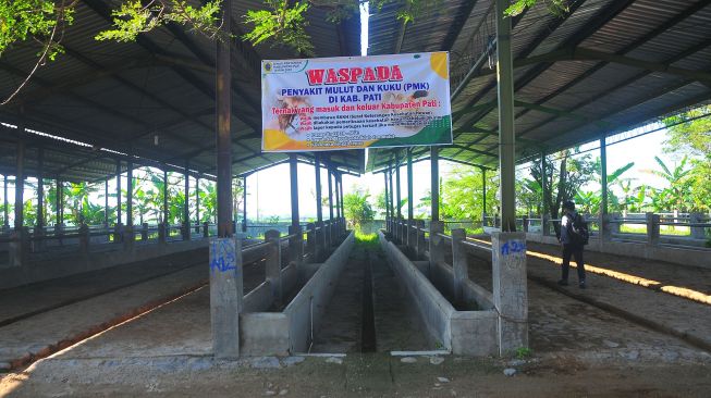 Warga berjalan Pasar Hewan Margorejo yang tutup di Pati, Jawa Tengah, Kamis (2/6/2022).  ANTARA FOTO/Yusuf Nugroho