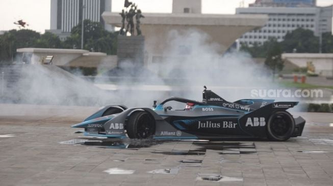 Aksi pembalap Formula E unjuk kebolehan dalam meet and greet dan sesi foto bersama Gubernur DKI Jakarta Anies Baswedan. (Suara.com/Fakhri)