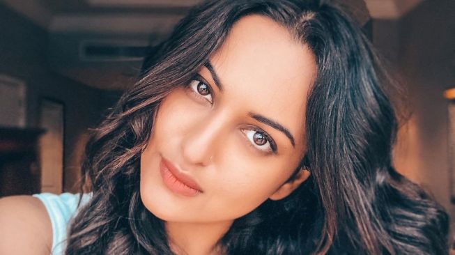 5 Film Populer Sonakshi Sinha, Artis India yang  Ulang Tahun ke-35