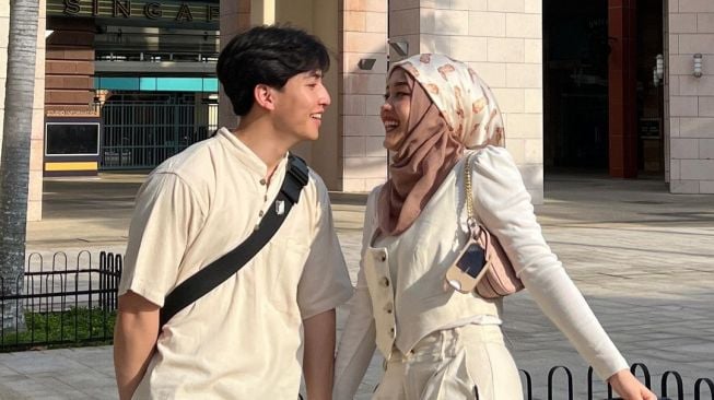 Kemesraan Putri Delina dan Jeffry Reksa di Singapura (Instagram/@putridelinaa)