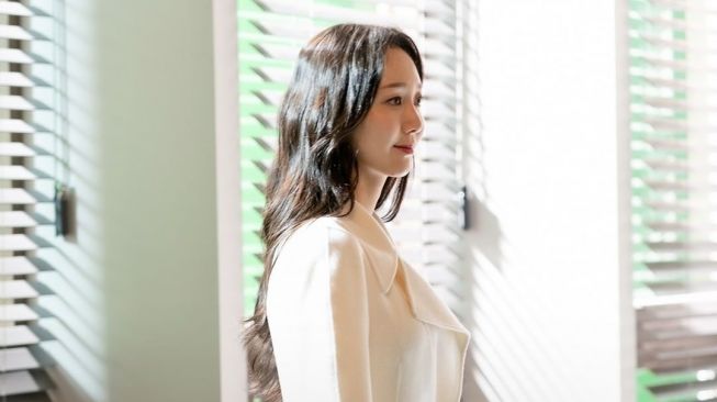 Pesona Lee Yoo Young di Insider (Instagram/@jtbcdrama)