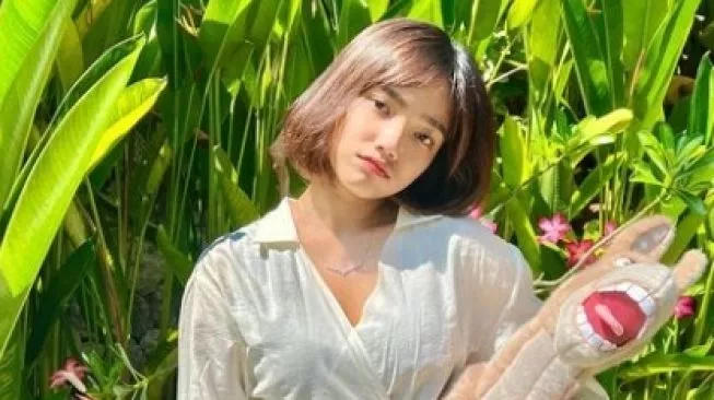 Frantsuz aktrisasi Mylen Jampanoi yalangoch