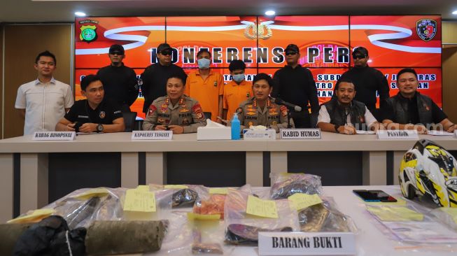 Tersangka berinisial  SY (53) dan MYN (18) dihadirkan saat rilis kasus pembuhan berencana di Polda Metro Jaya, Jakarta Selatan, Kamis (2/6/2022). [Suara.com/Alfian Winanto]