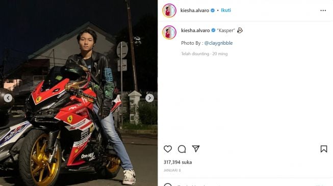 Gaya Busana Kiesha yang anak motor banget