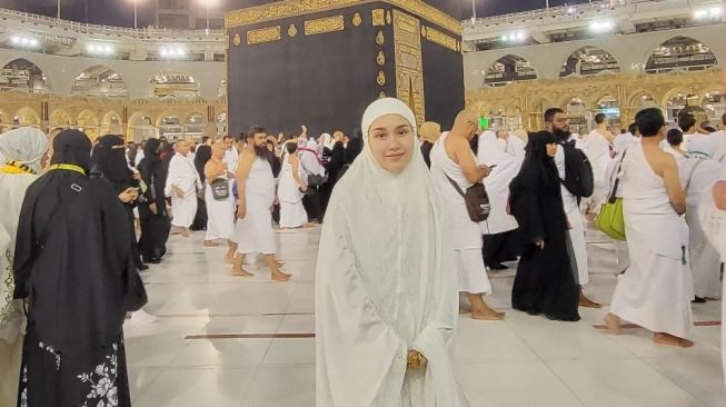 6 Potret Ayu Ting Ting Umrah, Diminta Berhijab Setibanya di Tanah Air