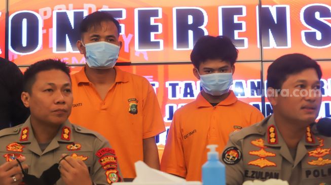 Tersangka berinisial  SY (53) dan MYN (18) dihadirkan saat rilis kasus pembuhan berencana di Polda Metro Jaya, Jakarta Selatan, Kamis (2/6/2022). [Suara.com/Alfian Winanto]