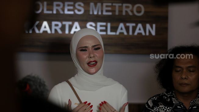 Aktris Angel Lelga memberikan keterangan pers di Polres Metro Jakarta Selatan, Kamis (2/6/2022). [Suara.com/Angga Budhiyanto]