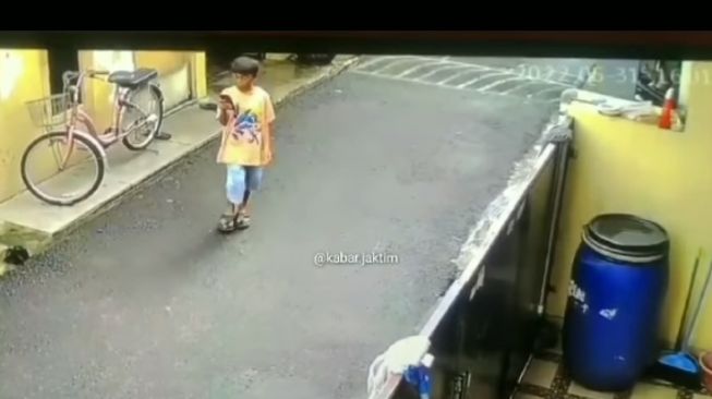 Seorang bocah menjadi korban penjambretan yang dilakukan pelaku beratribut Ojol di Pulogadung, Jakarta Timur. (Tangkapan layar/Instagram)