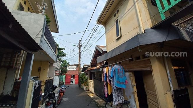 Lokasi kasus jambret beratribut ojol rampas HP bocah di Jalan Gading Raya, Pulogadung, Jaktim. (Suara.com/Yaumal)