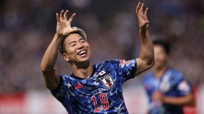 Pemain Jepang Takuma Asano mencetak gol pembuka untuk Jepang dalam laga persahabatan melawan Paraguay di Sapporo Dome, Sapporo City, Prefektur Hokkaido, pada 2 Juni 2022. [AFP]