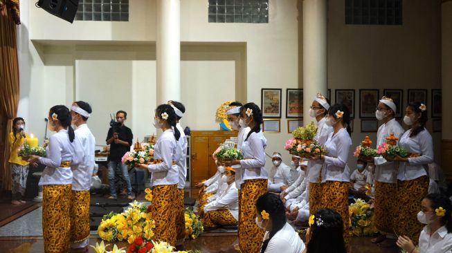 Sejumlah umat Budha melakukan Puja Bhakti Waisak 2566 BE di Vihara Budha Dharma di Kota Gorontalo, Gorontalo, Kamis (2/6/2022). [ANTARA FOTO/Adiwinata Solihin/hp]