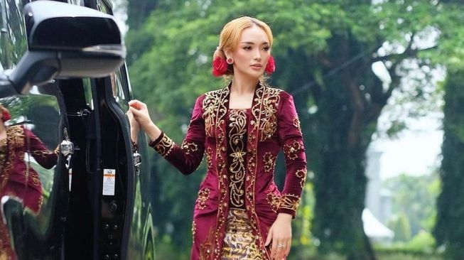 Potret Zaskia Gotik Pakai Baju Press Body (Instagram/@zaskia_gotix)