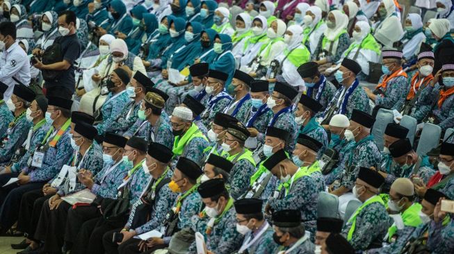 Jamaah calon haji kelompok terbang (kloter) 1 embarkasi haji Jakarta-Pondok Gede menunggu proses administrasi dan pemeriksaan kesehatan di Asrama Haji Pondok Gede, Jakarta, Jumat (3/6/2022). [ANTARA FOTO/Aprillio Akbar/aww]