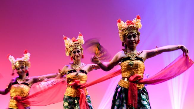 Penari tampil dalam Pagelaran Sabang-Merauke di Djakarta Theater, Jakarta Pusat, Kamis (2/6/2022). [ANTARA FOTO/M Risyal Hidayat/hp]