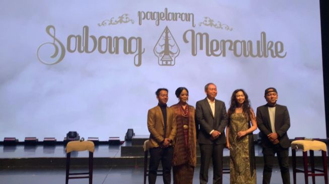 Pagelaran Sabang-Merauke, salah satunya menampilkan penyanyi Kikan Namara. [dokumentasi pribadi]