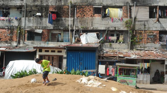 Seorang anak bermain di lapangan kawasan Rumah Susun Radial Palembang, Sumsel, Kamis (2/6/2022). [ANTARA FOTO/Feny Selly/hp]