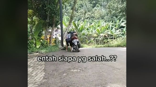 Aksi bocil menyalakan motor matik menjadi sorotan publik (TikTok)