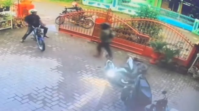 Aksi Kocak Curanmor saat Beraksi di Rumah Target, Berawal Pura-Pura Pincang Berujung Lari Ngacir Usai Kepergok Pemilik