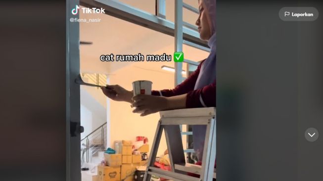 Tegar! Viral Video Wanita Bantu Suami Mengecat Rumah Istri Kedua