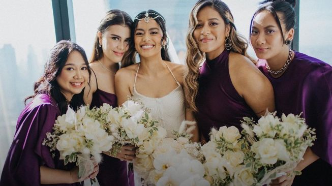 Eva Celia dengan para bridesmaid. [Instagram @bridestory]