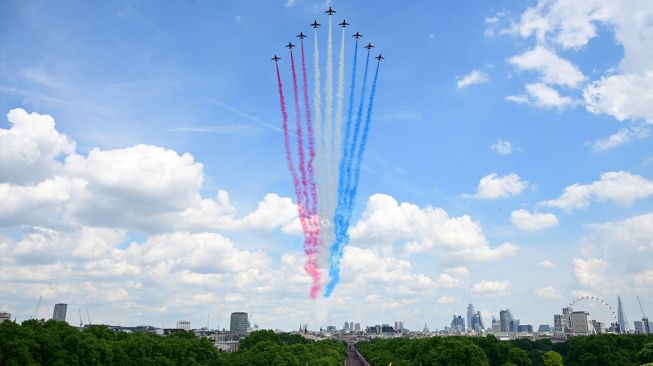 Tim Aerobatik Angkatan Udara Kerajaan Inggris, Red Arrows, terbang dalam formasi khusus diatas Istana Buckingham saat perayaan 70 tahun tahta Ratu atau Queen Platinum Jubilee di London, Ingrris, Kamis (2/6/2022). [Paul ELLIS / POOL / AFP]
