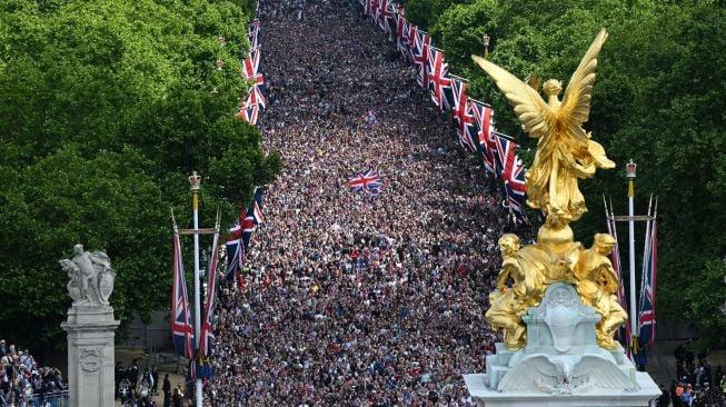 Warga Inggris memenuhi kawasan Istana Buckingham saat perayaan 70 tahun tahta Ratu atau Queen Platinum Jubilee di London, Ingrris, Kamis (2/6/2022). [Paul ELLIS / POOL / AFP]