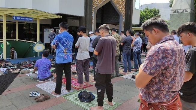 Ribuan jemaah melaksanakan salat gaib untuk Eril di Masjid Ukhuwah, Kota Bandung, Jumat (3/6/2022). [Ayobandung.com]