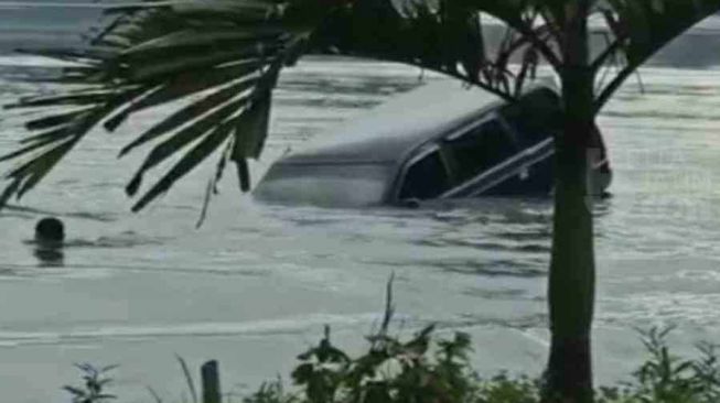 Kronologis Mobil Jalan Sendiri Tercebur Telaga Ngebel Ponorogo, Nyaris Seret Bocah Anak Pemiliknya