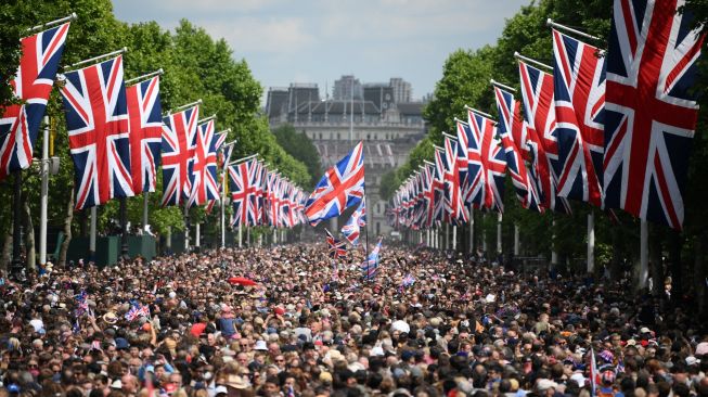 Ilustrasi: Warga Inggris memenuhi kawasan Istana Buckingham saat perayaan 70 tahun tahta Ratu atau Queen Platinum Jubilee di London, Ingrris, Kamis (2/6/2022). [Paul ELLIS / POOL / AFP]