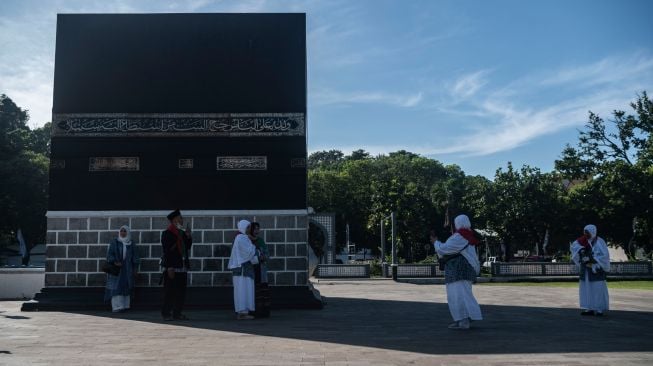 Sejumlah calon haji kelompok terbang (kloter) 1 embarkasi haji Jakarta-Pondok Gede tiba di Asrama Haji Pondok Gede, Jakarta, Jumat (3/6/2022). [ANTARA FOTO/Aprillio Akbar/aww]