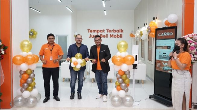 (Ki-Ka) Peresmian CARRO Experience Center Mall of Indonesia oleh Faisal Bahkri selaku Branch Manager CEC MOI, Shahrol Azman selaku CEO CARRO Indonesia, dan Arief Asmara selaku Head of Sales CARRO Indonesia (Dok. CARRO)