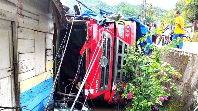 Truk Tangki Jatuh Timpa Rumah di Sibolga, Warga Panik