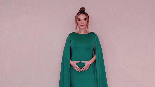 7 Potret Zaskia Gotik Pakai Baju Press Body Tetap Seksi Walau