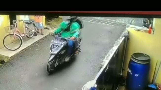 Jambret beratribut Ojol saat beraksi merampas HP milik seorang bocah di Pulogadung, Jaktim. (Tangkapan layar/Instagram)