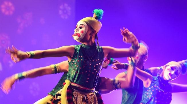 Penari tampil dalam Pagelaran Sabang-Merauke di Djakarta Theater, Jakarta Pusat, Kamis (2/6/2022). [ANTARA FOTO/M Risyal Hidayat/hp]