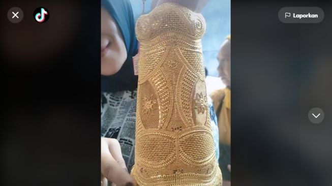 Emak-emak Pakai Emas Sebesar Tangan, Warganet Singgung Mirip Thanos Marvel