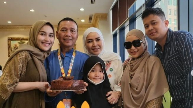 Ayu Ting Ting Rayakan Ultah Ayah di Tanah Suci Mekkah, Penampilannya Pakai Hijab Dikomentari