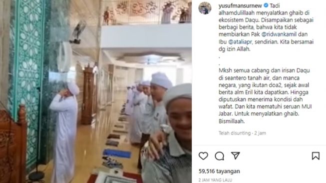 Ustaz Yusuf Mansur diduga main ponsel saat ada lantunan azan untuk melaksanakan salat gaib buat anak Ridwan Kamil, Emeril Kahn Mumtadz alias Eril. [Instagram]