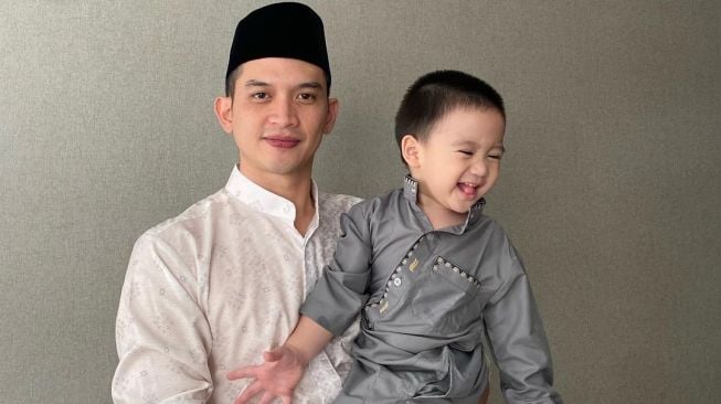 Rezky Aditya Diserbu Netizen, Pajang Foto Bareng Anak di Tengah Kasus Kekey