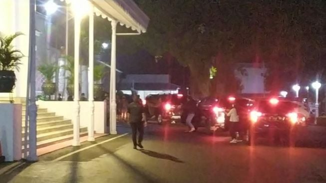 Rombongan Gubernur Jawa Barat Ridwan Kamil tiba di Gedung Pakuan, Kota Bandung, Jawa Barat, Jumat (3/6/2022). (ANTARA/Bagus Ahmad Rizaldi)