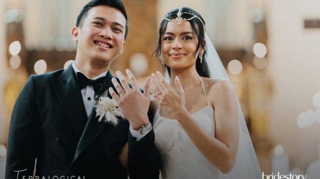 Eva Celia menikah dengan Demas Narawangsa - (Instagram/@thebridestory)