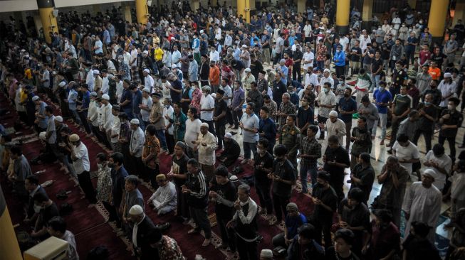 Umat Islam melaksanakan Salat Gaib di Masjid Raya Bandung, Jawa Barat, Jumat (3/6/2022). [ANTARA FOTO/Raisan Al Farisi/aww]