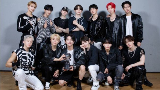 SEVENTEEN Raih Trofi Pertama untuk Lagu HOT, #HOT1stWin Trending di Twitter