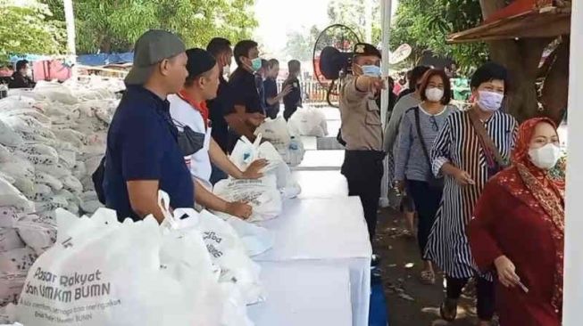 Gelar Pasar Rakyat Di Cirebon Kementerian Bumn Sediakan 4 000 Paket