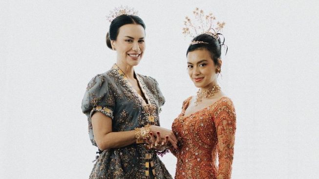 Penampilan Sophia Latjuba di Pernikahan Eva Celia (instagram/@thebridestory)