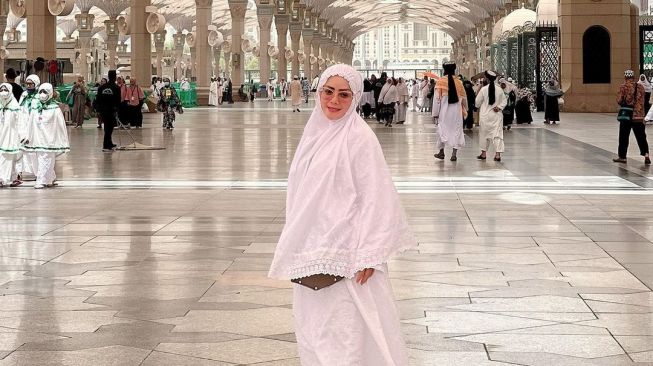 Potret Kristina Jalankan Umrah (Instagram/@kristinadangdut)