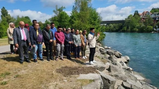 Gubernur Jawa Barat Ridwan Kamil memimpin Salat Gaib untuk putranya, Emmeril Kahn Mumtadz atau Eril, di pinggir Sungai Aare, Swiss. [Facebook@jabarprovgoid] 