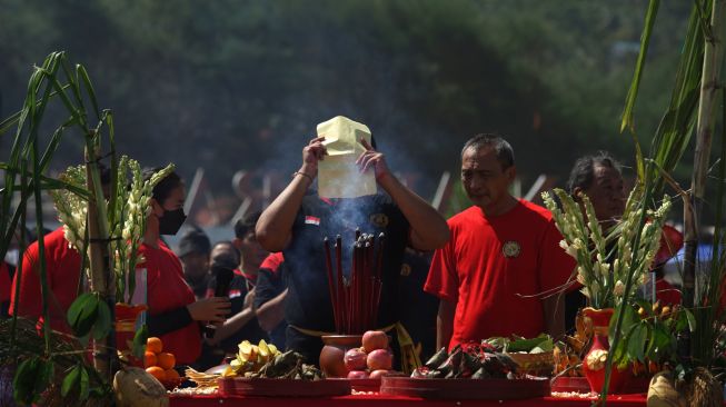 Warga keturunan Tionghoa mengikuti prosesi puncak perayaan Peh Cun 2022 di Pantai Parangtritis, Bantul, D.I Yogyakarta, Jumat (3/6/2022). [ANTARA FOTO/Andreas Fitri Atmoko/rwa]