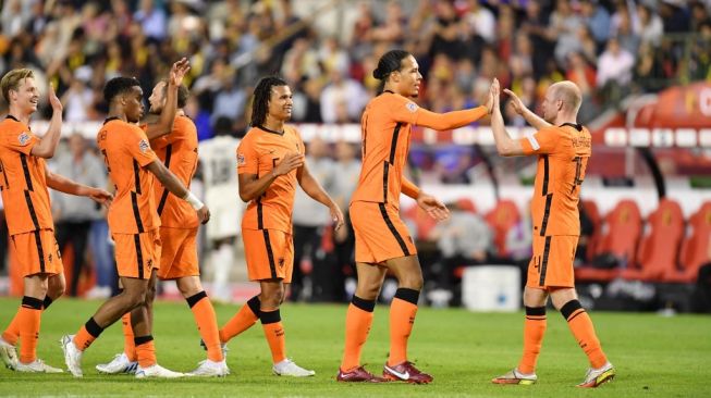 Para pemain Belanda melakukan selebrasi setelah mereka mencetak gol selama pertandingan sepak bola UEFA Nations League antara Belgia vs Belanda di Stadion King Baudouin di Brussels, pada 3 Juni 2022.JOHN THYS / AFP.