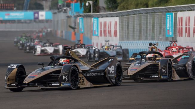 Pembalap melaju usai start pada balapan Formula E seri kesembilan di Jakarta International E-Prix Circuit (JIEC), Jakarta, Sabtu (4/6/2022). [ANTARA FOTO/Wahyu Putro A/aww]